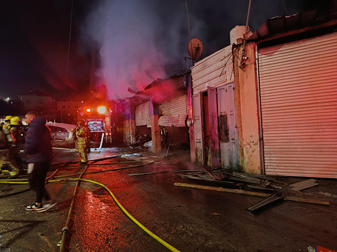 اندلاع حريق هائل داخل كراج سيارات في بيت حنينا يتسبب بأضرارًا جسيمة